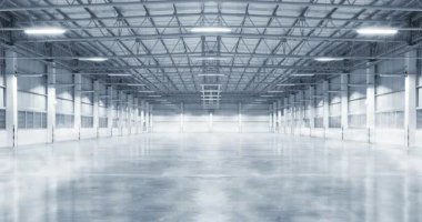 Temiz beton zemin ve ince sis hareketinin olduğu boş bir sanayi deposu. Parlak aydınlatma geniş açık alanı vurguluyor. Sanayi geçmişi ve lojistik kavramlar için ideal.