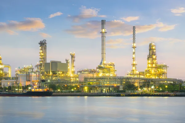 Olie raffinaderij twilight — Stockfoto