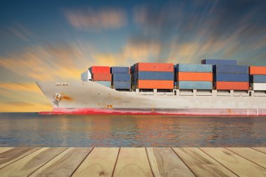 Kargo gemisi alacakaranlık