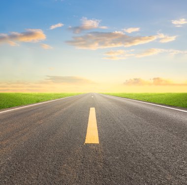 Yol alacakaranlık gökyüzü