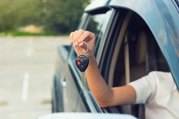 Auto belangrijke hand — Stockfoto