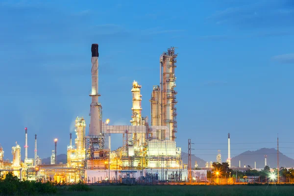 Oil refinery twilight — Stock Photo, Image