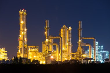Petrol rafinerisi gecesi