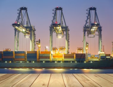 Kargo gemisi alacakaranlık