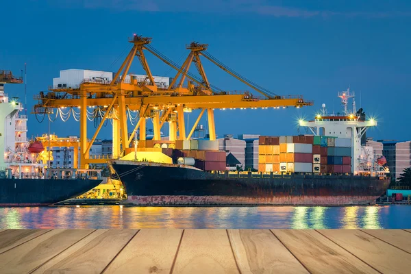 Crepúsculo del barco de carga — Foto de Stock