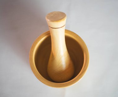 Güzel ahşap havan topu, yemek öğütmek için, beyaz arka planda yukarıdan çekim yapmak için.