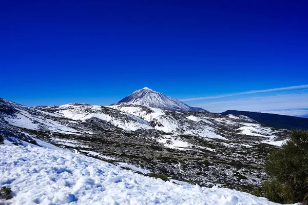 Tenerife 'deki karlı Teide volkanı. İspanya 'nın en yüksek doruğudur..