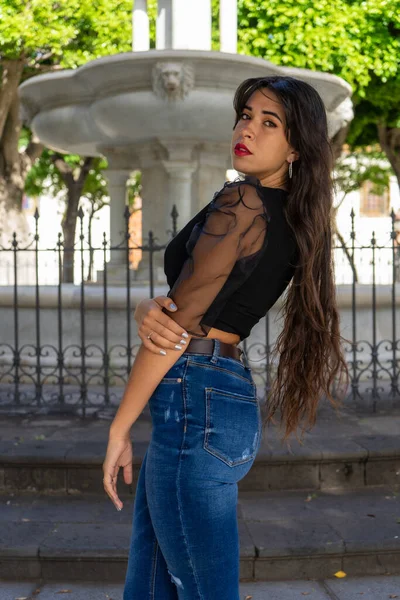 Jovem Posando Para Retrato Ela Usa Uma Camisa Preta Jeans — Fotografia de Stock