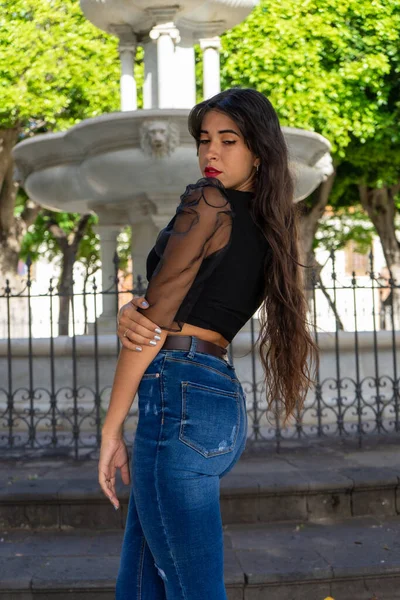 Mujer Joven Posando Para Retrato Lleva Una Camisa Negra Jeans — Foto de Stock