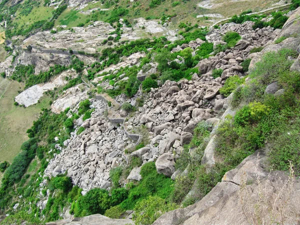 Düşen kayaların altında antik kale