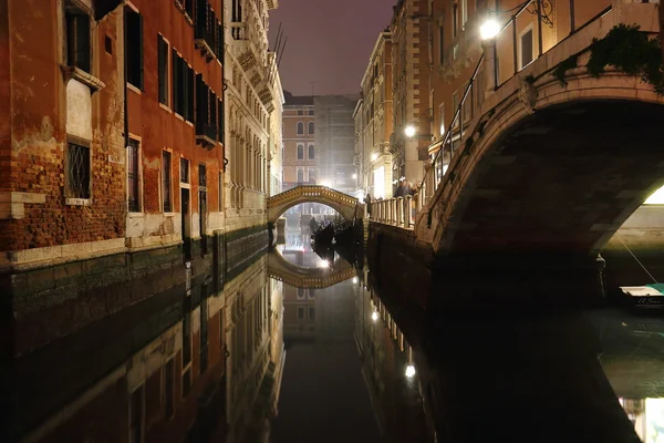 Noc kanał w Wenecji z widokiem mostu — Zdjęcie stockowe