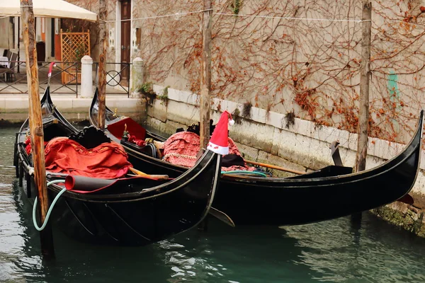 Kerst gondels aan de gracht in Venetië — Stockfoto
