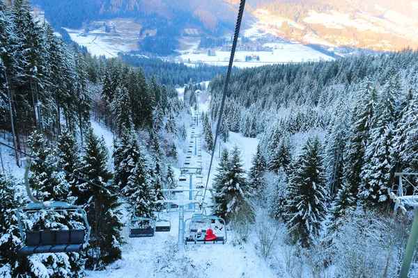 Teleferik kayakçılar için dağ manzaraları