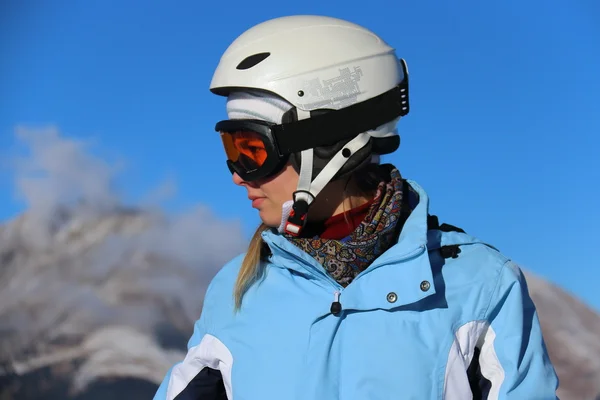 Niña snowboarder en el fondo azul cielo y montaña —  Fotos de Stock