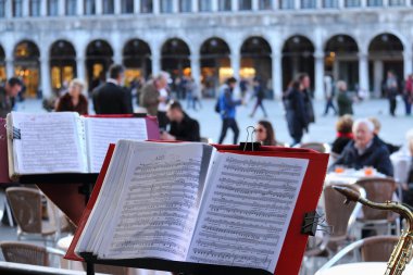 Açık defter ile müzik notlar