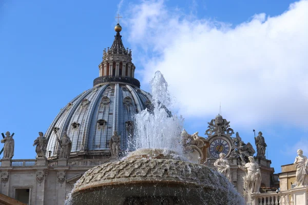 Fontana e la chiesa della cupola di San Pietro a Roma — Foto Stock