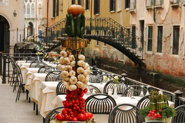 Venetian cafe near the bridge — Stock Photo, Image