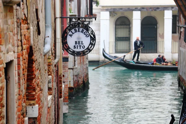 Venetiaans kanaal met gondel — Stockfoto