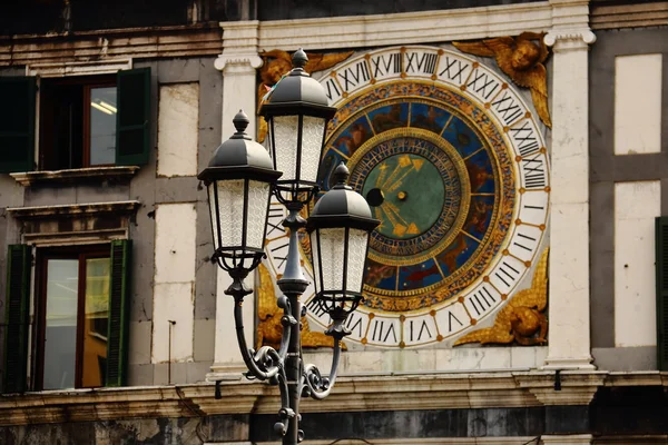 Lyktor på torget i Brescia Italien — Stockfoto