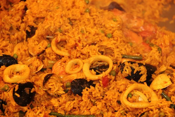 Paella üzerinde büyük bir tavada pişirme