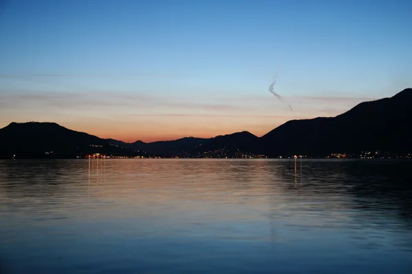 Günbatımı Lake Iseo, İtalya