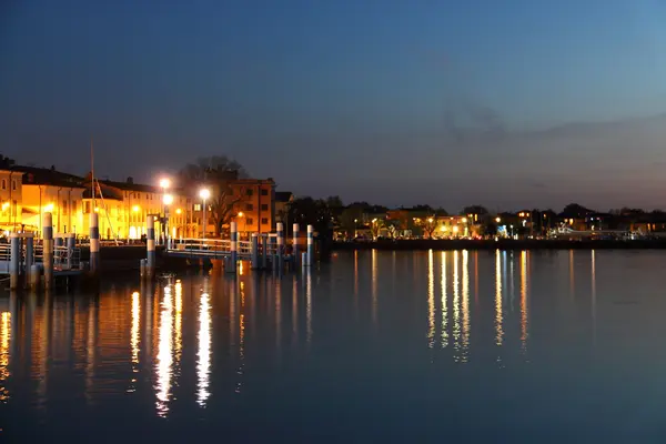 Lake Iseo gece görünümü, İtalya 10 Nisan 2016 için Marina şehir Iseo