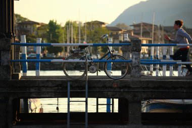 Bisiklet iskele ve çalışan çocuk. İtalya lake Iseo 10 Nisan 2016
