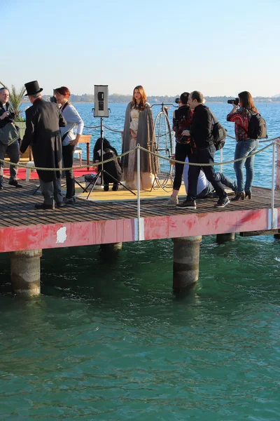 Fotoğraf oturumu. 19. yüzyıl ile gölde Bisiklet giysileri kızı.