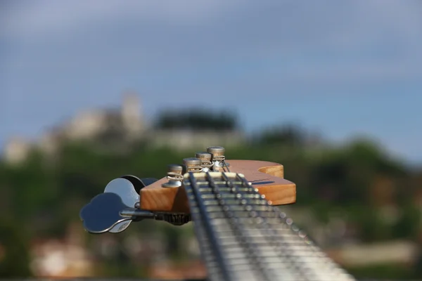 Basse cou contre le ciel et Château de Brescia, Italie — Photo