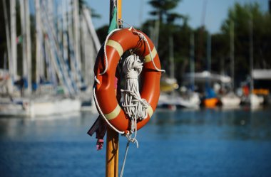 Lake Garda bir iskelede Lifebuoy 