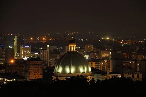 Gece görünümü Katedrali kentin Brescia, İtalya