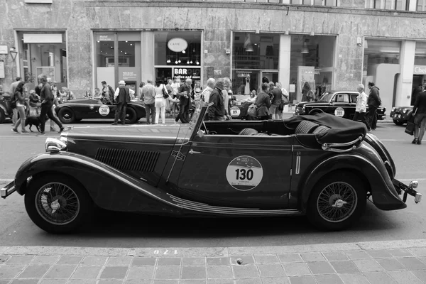 Coches retro en competencia — Foto de Stock