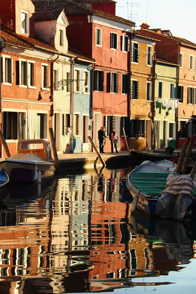 Gekleurde huizen langs het kanaal met de boten van het eiland Burano, Venetië Italië — Stockfoto