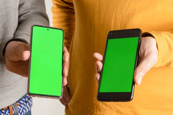 Два Человека Показывают Свои Смартфоны Зеленым Экраном — стоковое фото