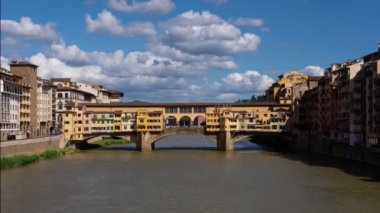 Floransa 'daki Ponte vecchio' da hareket eden bulutlar, Eski Köprü, Firenze, Toskana, İtalya