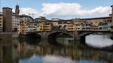 Mavi gökyüzü ve hareket eden bulutlarla Floransa 'da Ponte vecchio' nun zaman aşımı