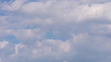 Mavi gökyüzü hareket eden bulutlarla