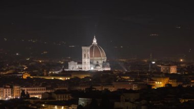 Floransa 'da gün doğumu, Duomo, hareket eden bulutlar ve renkli gökyüzü