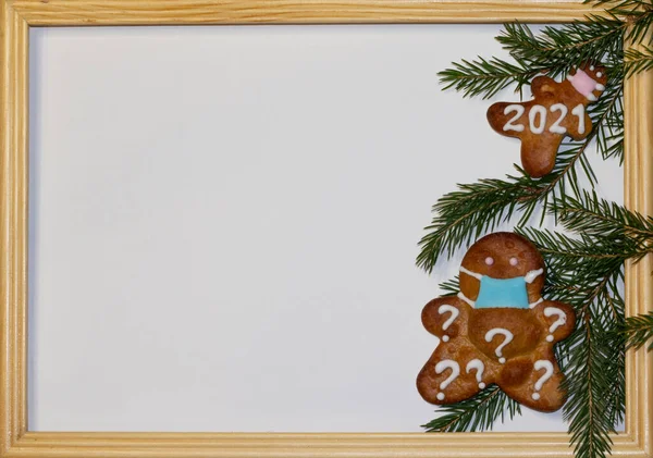Weißer Hintergrund, Holzrahmen, Lebkuchen mit Gesichtsmaske und Fichtenzweigdekoration. Weihnachten, Weihnachten, Winter, Neujahrskonzept. Flache Lage — Stockfoto