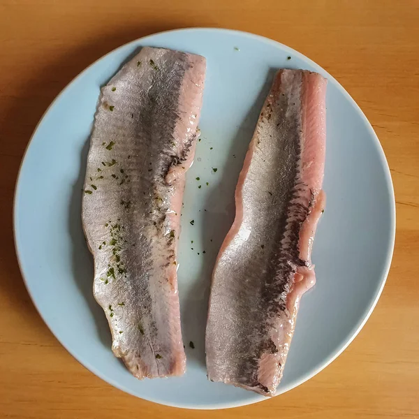 Fillet haring dengan rempah-rempah disajikan di piring. Latar belakang Wooden rustic, tampilan atas. Makanan pembuka dingin.Makanan backgroud — Stok Foto