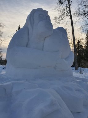 19 Şubat 2021 Vytautas Magnus Üniversitesi Botanik Bahçesi Kaunas Litvanya Avrupa. Kardan yapılmış heykel heykeltıraş Rene Maria N.Maes tarafından yapılmıştır. Eserler, Anma Günü 'ne adanmıştır.
