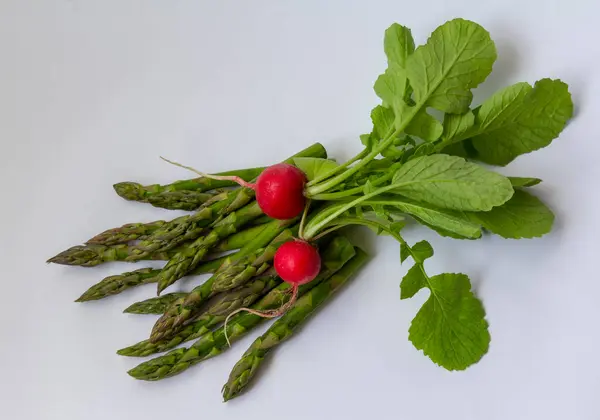 Green asparagus and red radishes izolated on white background copy space. Healthy food, vitamins — Zdjęcie stockowe