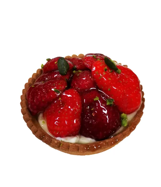 Un delicioso postre con fresas, tarta de fresa izolada sobre fondo blanco. Comida. Los fondos copian espacio. El concepto de panaderías, confiterías, restaurantes, cafeterías — Foto de Stock