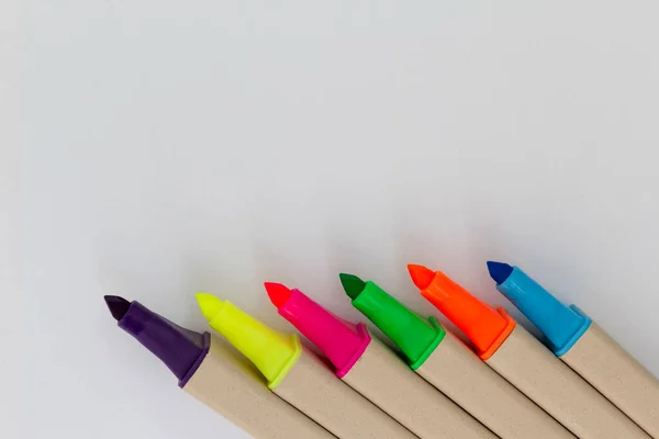 Bunte Marker, Textmarker auf weißem Hintergrund. Kopierraum. Zurück zur Schule — Stockfoto