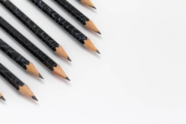 Siyah kalemler, beyaz arka planda pastel boyalar, boşluğu geri kopyala konseptine