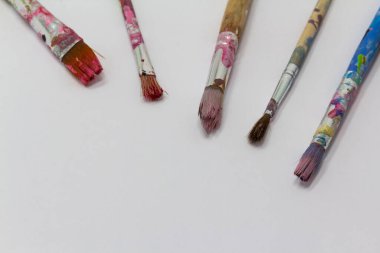 Beyaz arka planda farklı boyut ve renklerde kirli resim brançları, boşluğu kopyala