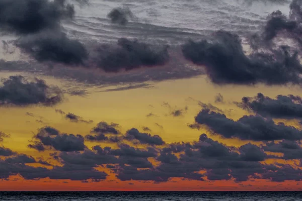 Atardecer cielo fondo, nubes oscuras. cielo atardecer colores con nubes de lluvia en el mar Báltico, Palanga Europa copiar espacio —  Fotos de Stock