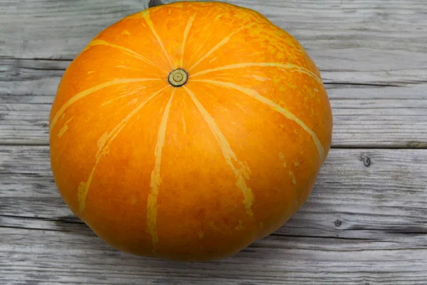 Orangener Kürbis auf rustikalem Holzgrund. Essen, Gemüse, Thanksgiving und Heiligenfeste, Kopierraum — Stockfoto