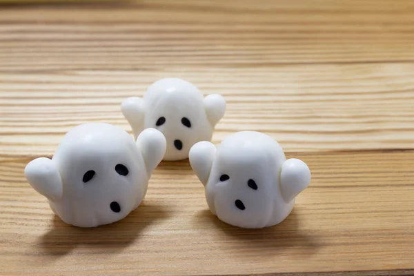 Halloween fest bakgrund, Fondant klistra siffror spöken på trä rustik bakgrund, kopiera utrymme, kort, inbjudan — Stockfoto