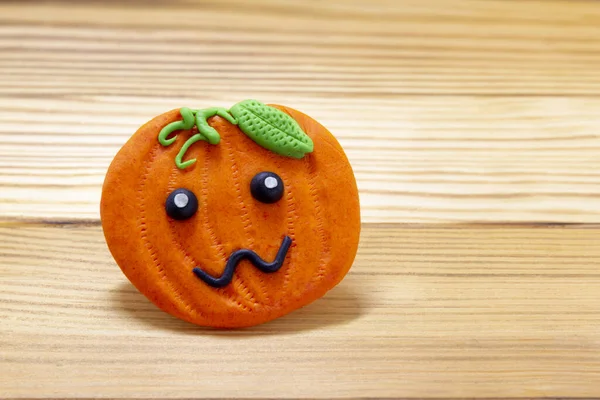 Cadılar Bayramı partisi geçmişi, ahşap arka planda balkabağı figürü, fotokopi alanı, kart, davetiye, top kek, Cadılar Bayramı.